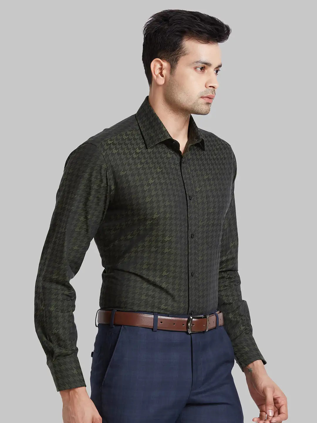 Park Avenue Men Violet Solid Luxus Fit Cotton Full Sleeve Shirt