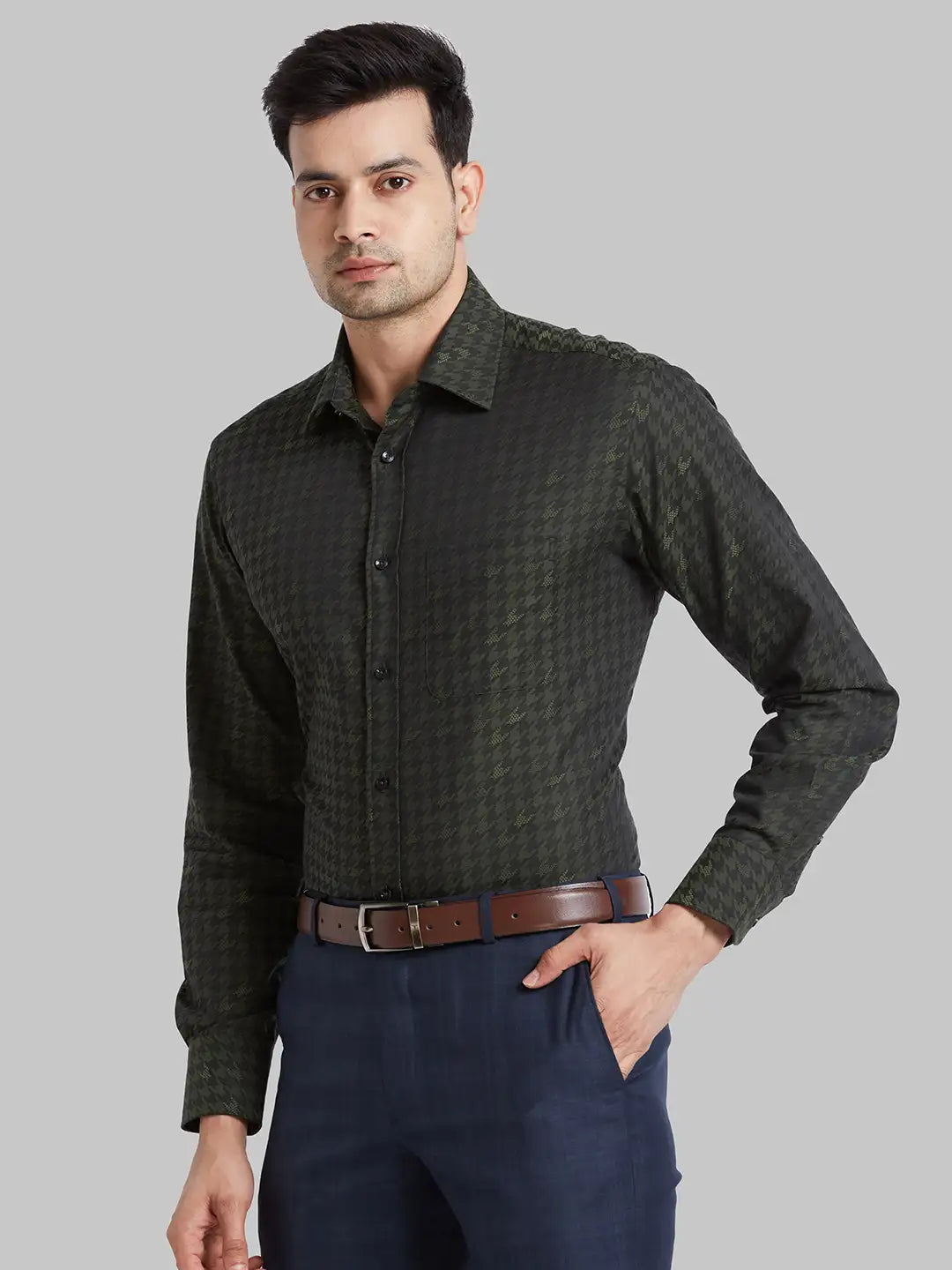 Park Avenue Men Violet Solid Luxus Fit Cotton Full Sleeve Shirt