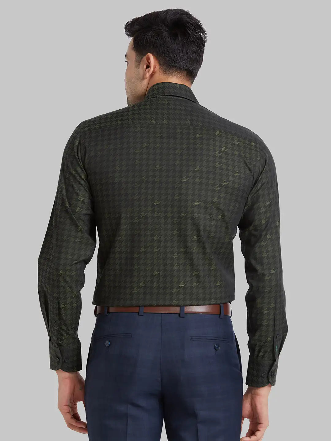 Park Avenue Men Violet Solid Luxus Fit Cotton Full Sleeve Shirt