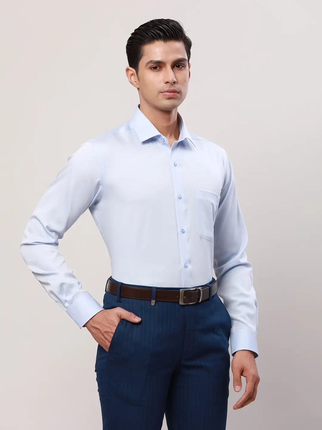 Raymond Men Green Solid Contemporary Fit Cotton Cutaway Collar Shirt