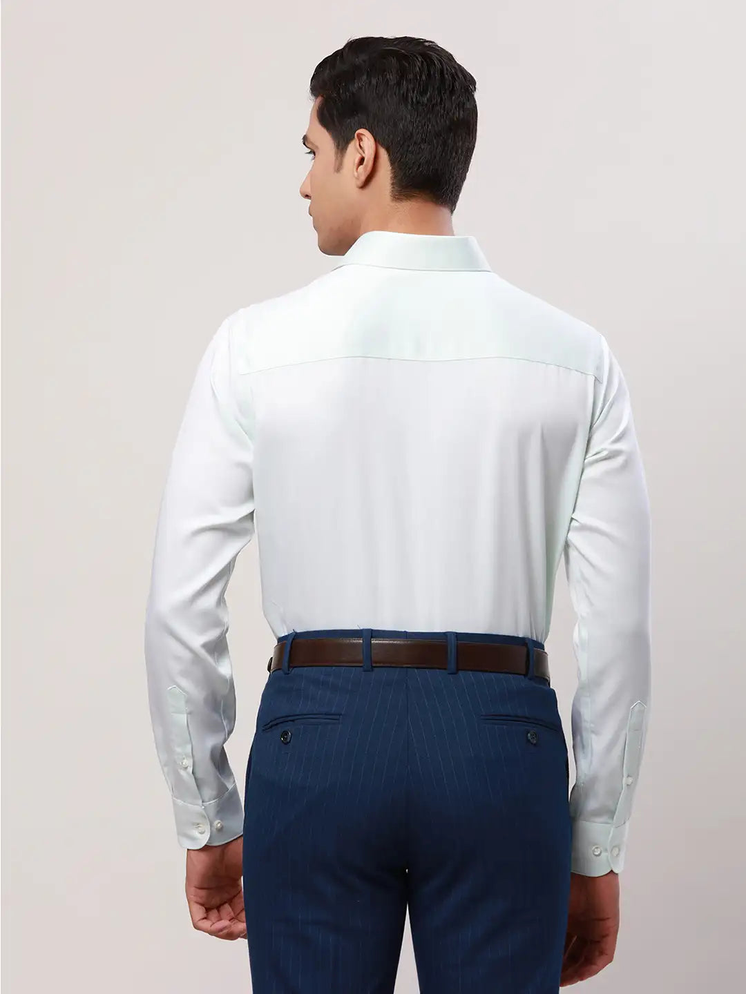 Raymond Men Red Solid Contemporary Fit Cotton Cutaway Collar Shirt