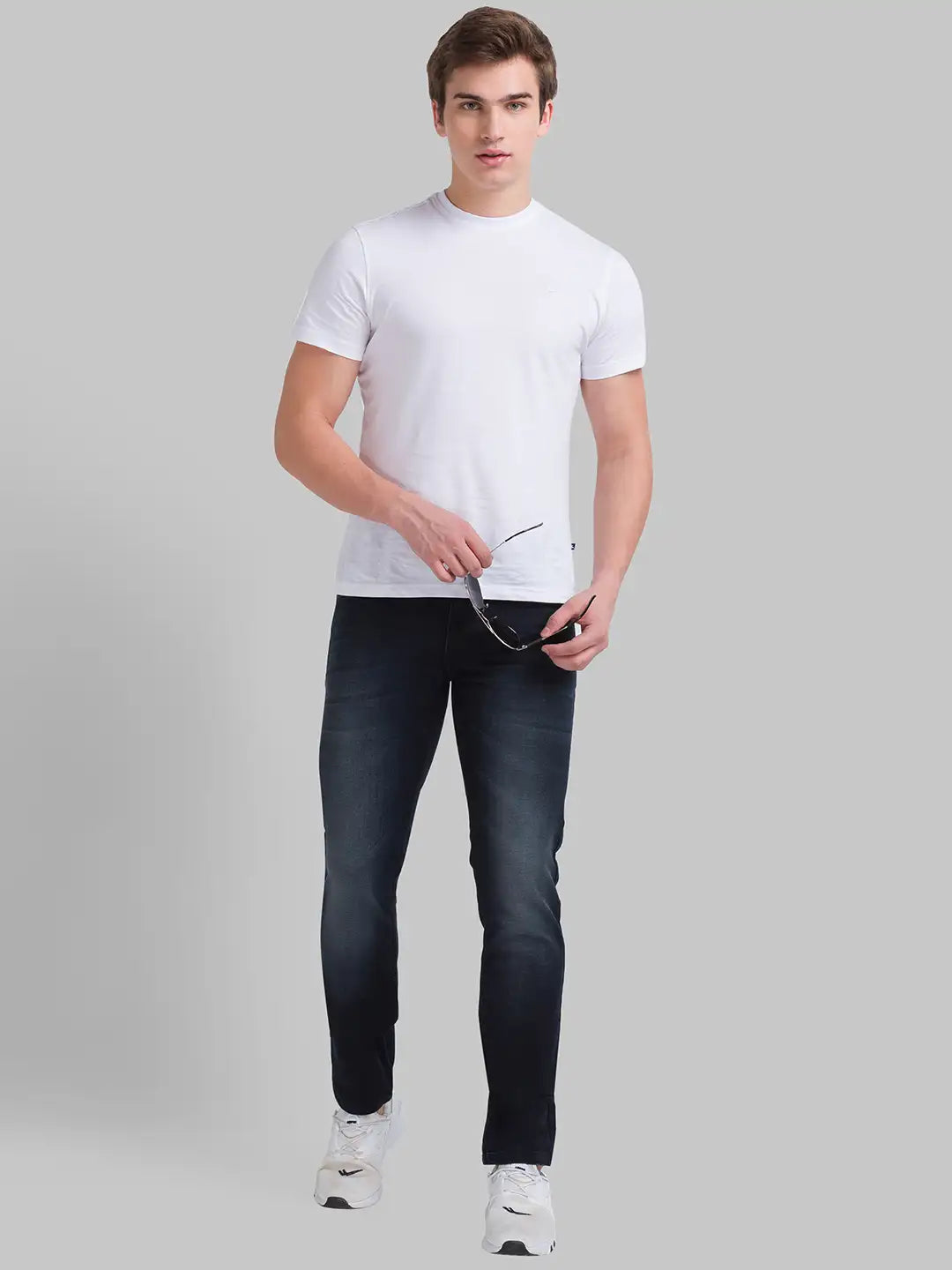 Men Tapered Fit Medium Blue Jeans
