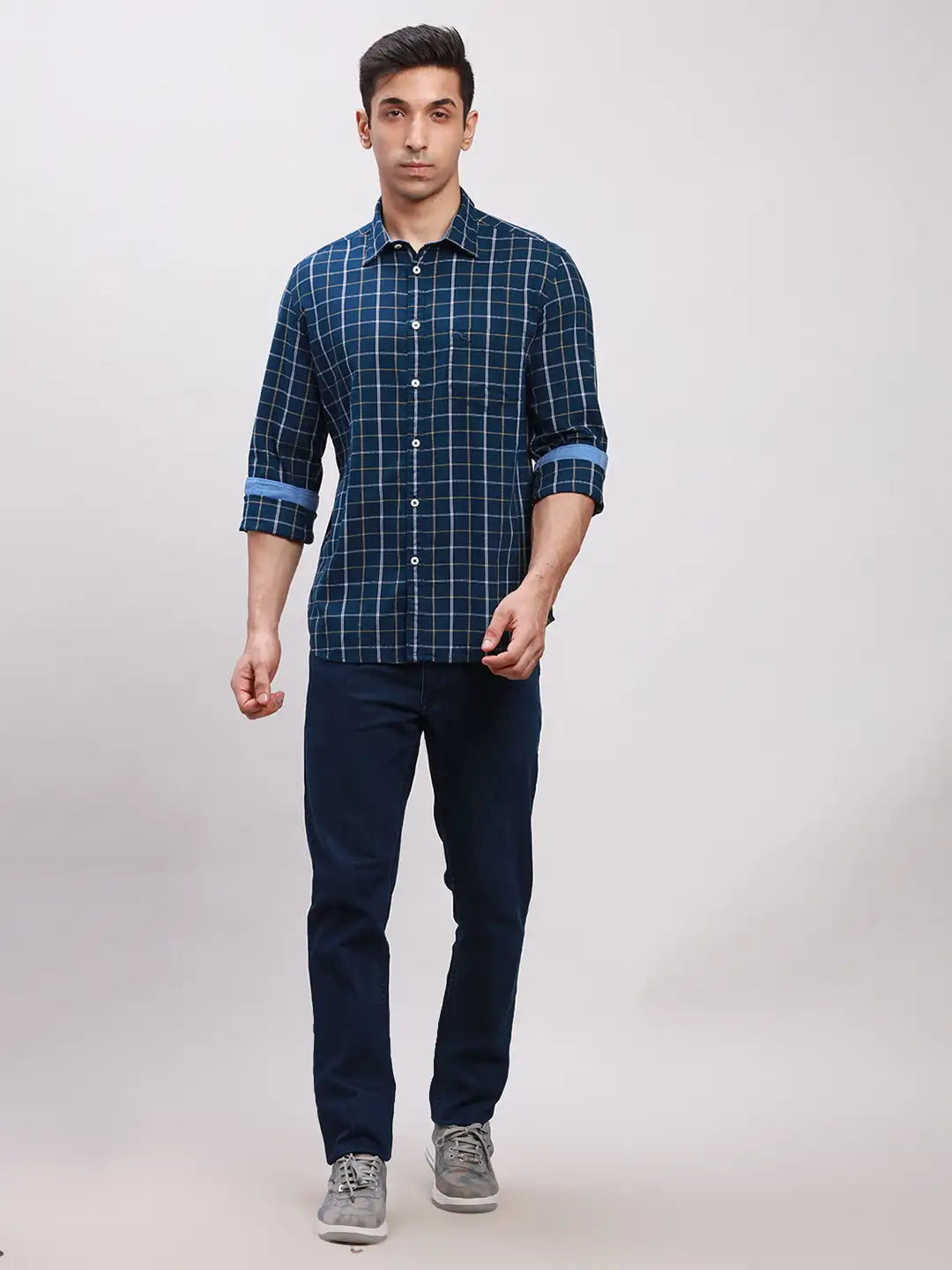 Parx Men Blue Checks Slim Fit Cotton Half Sleeve Cut Away Collar Shirt