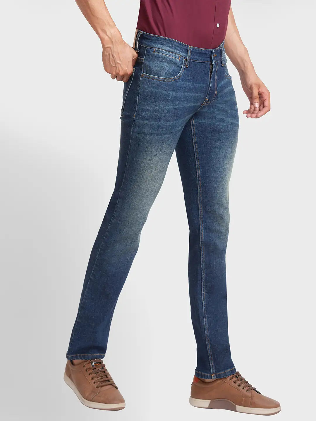 Men Blue Tapered Fit Warp Chambray Cotton Blend Jeans