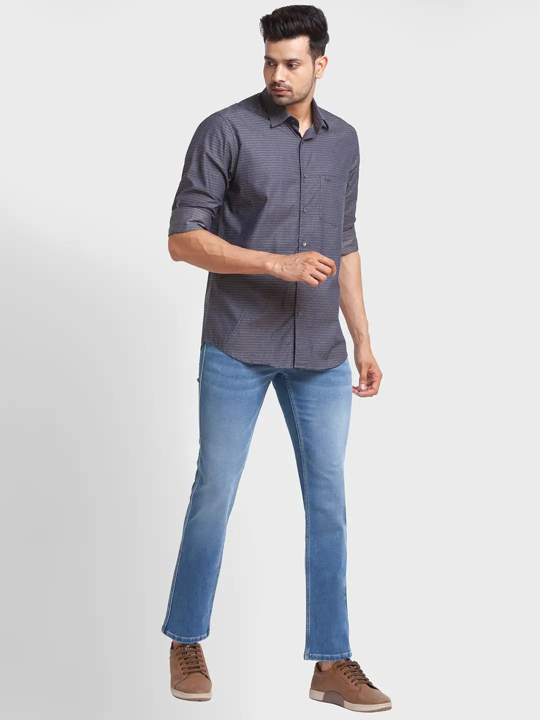 Men Blue Tapered Fit Warp Chambray Cotton Blend Jeans